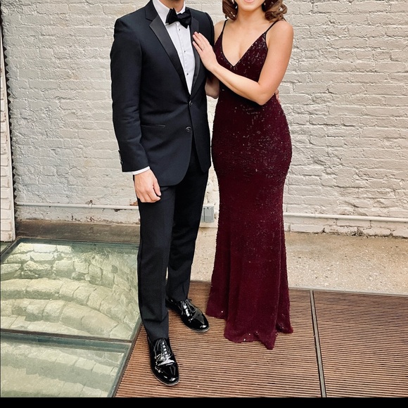 Dress the Population Vanessa Velvet Gown in Maroon - Picture 3 of 11